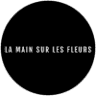 La main sur les fleurs