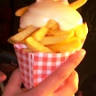 Friet-uurtje. Mobiele snackwagen op locatie.